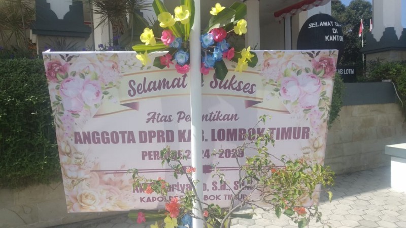Foto Karangan Bunga dari Kapolres Selong, AKBP Hariyanto, S.H, S.I.K., Mengenai Ucapan Selamat atas Pengucapan Sumpah & Janji Anggota DPRD Lotim Periode 2024-2029 (Sumber: Dok. Pribadi)